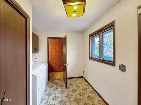 1804 Crest St, Williston, ND 58801 photo 31