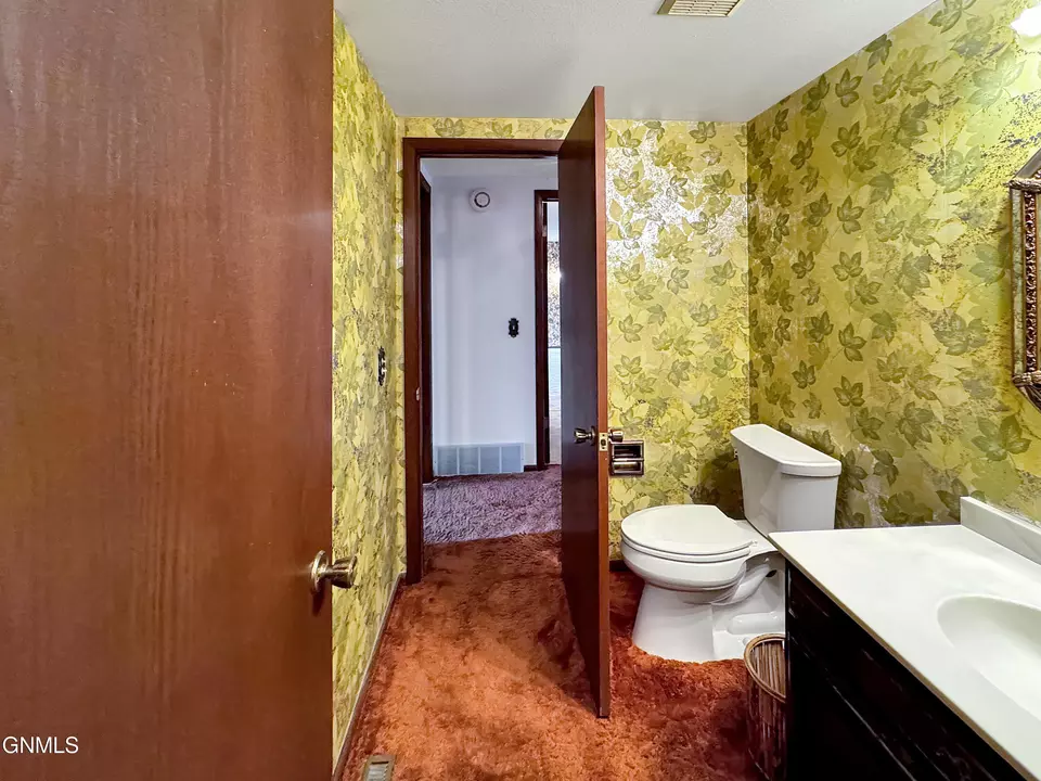 Bath - 1804 Crest St, Williston, ND 58801 photo 4 of 7