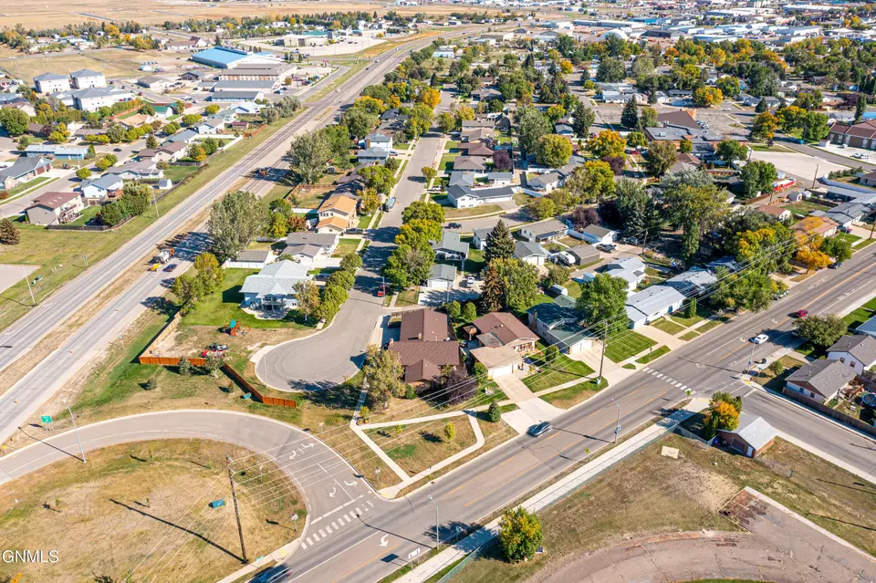 View/Area - 1804 Crest St, Williston, ND 58801 photo 4 of 6