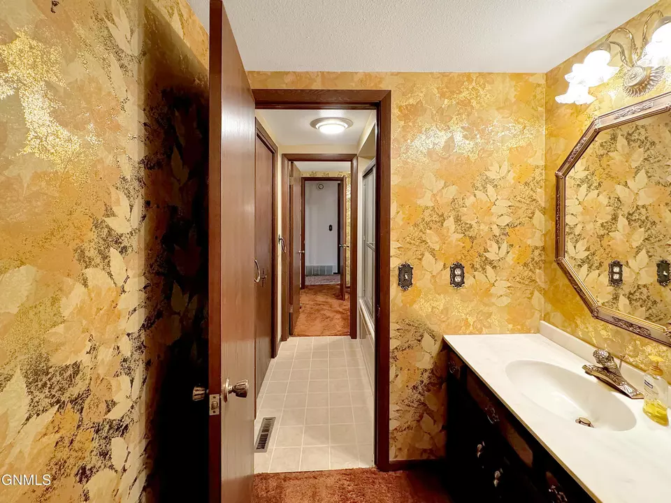 Bath - 1804 Crest St, Williston, ND 58801 photo 2 of 7