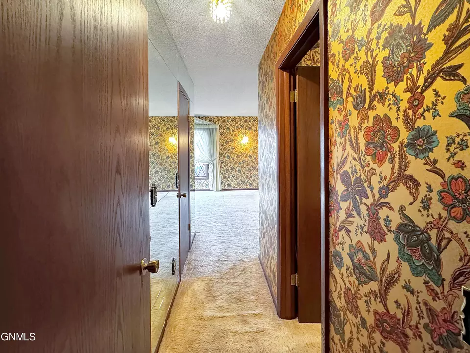 Entry Way - 1804 Crest St, Williston, ND 58801 photo 2 of 3