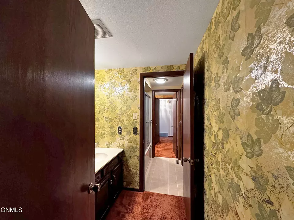 Bath - 1804 Crest St, Williston, ND 58801 photo 5 of 7
