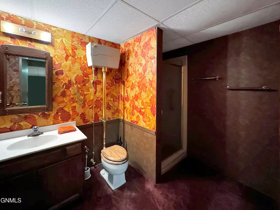 Bath - 1804 Crest St, Williston, ND 58801 photo 7 of 7