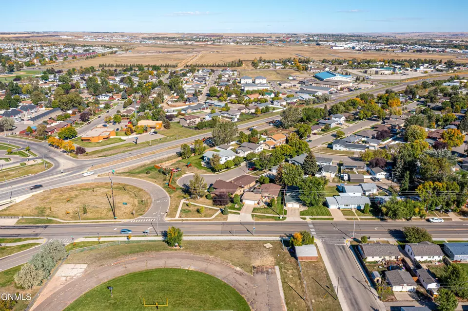 View/Area - 1804 Crest St, Williston, ND 58801 photo 5 of 6