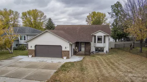 1966 Houston Dr, Bismarck, ND 58504