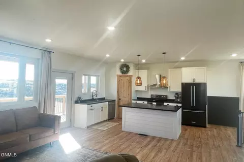 Kitchen - 13160 131 R Bnd NW, Williston, ND 58801 photo 10 of 10