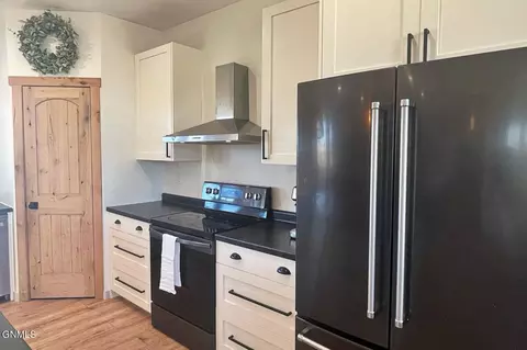 Kitchen - 13160 131 R Bnd NW, Williston, ND 58801 photo 5 of 10