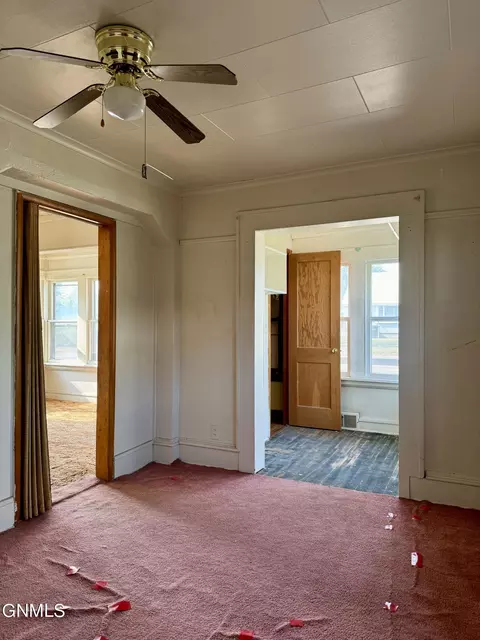 518 8th Ave W, Williston, ND 58801 photo 4
