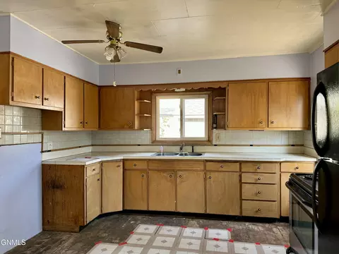 518 8th Ave W, Williston, ND 58801 photo 7