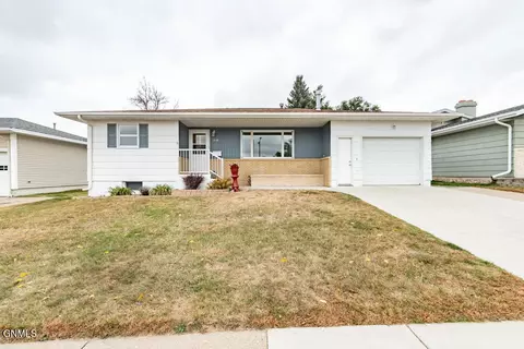 1026 Summit Blvd, Bismarck, ND 58504