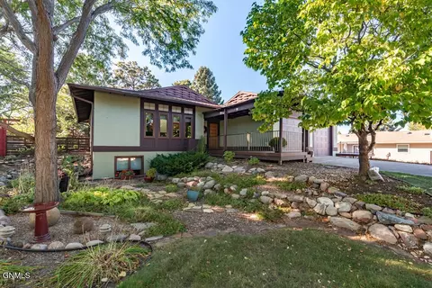 3212 Winnipeg Dr, Bismarck, ND 58503
