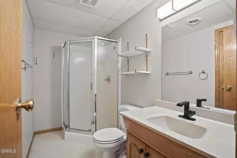 Bath - 1826 15th Ave W, Williston, ND 58801 photo 4 of 5