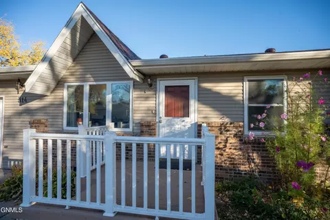 314 Easy St, Bismarck, ND 58504 photo 3