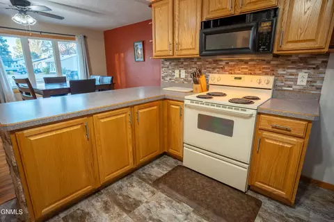 314 Easy St, Bismarck, ND 58504 photo 9
