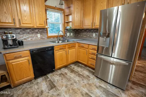 314 Easy St, Bismarck, ND 58504 photo 10