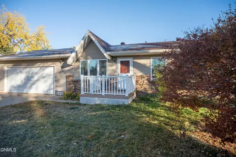 314 Easy St, Bismarck, ND 58504