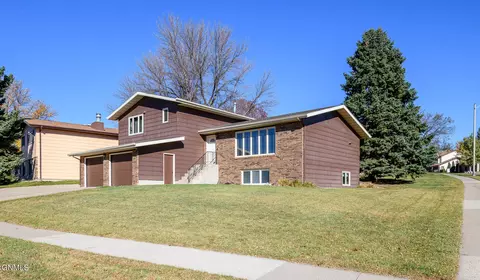 2023 Grimsrud Dr, Bismarck, ND 58501
