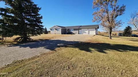 Exterior - 929 4th St, Edgeley, ND 58433 photo 1 of 10