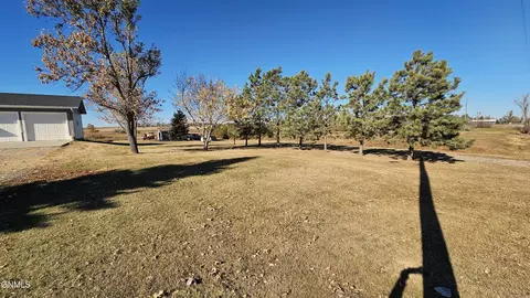 Exterior - 929 4th St, Edgeley, ND 58433 photo 3 of 10