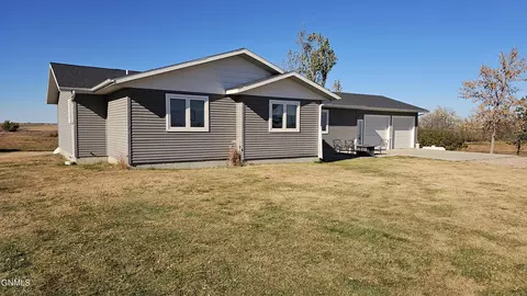 Exterior - 929 4th St, Edgeley, ND 58433 photo 6 of 10
