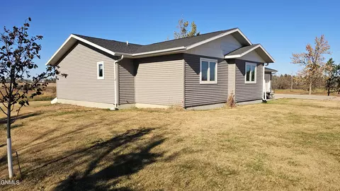 Exterior - 929 4th St, Edgeley, ND 58433 photo 7 of 10