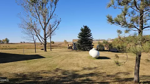 Exterior - 929 4th St, Edgeley, ND 58433 photo 10 of 10