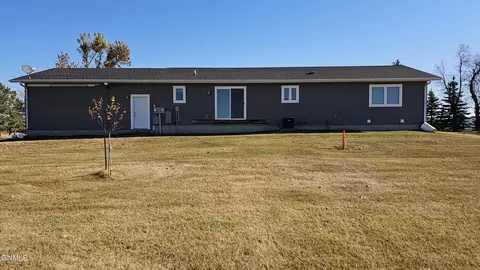 Exterior - 929 4th St, Edgeley, ND 58433 photo 5 of 10