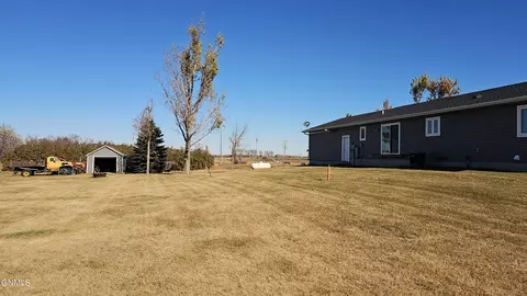 Exterior - 929 4th St, Edgeley, ND 58433 photo 8 of 10
