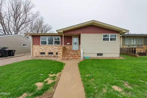 937 Sims St, Dickinson, ND 58601