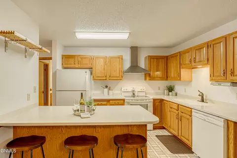 Kitchen - 421 E Brandon Dr, Bismarck, ND 58503 photo 6 of 8
