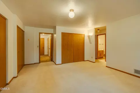 Bedroom - 421 E Brandon Dr, Bismarck, ND 58503 photo 5 of 12