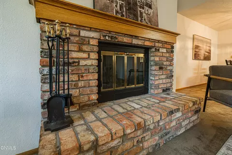 Living - 421 E Brandon Dr, Bismarck, ND 58503 photo 2 of 6