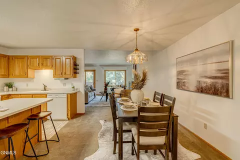 Dining - 421 E Brandon Dr, Bismarck, ND 58503 photo 4 of 4
