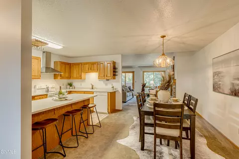 Dining - 421 E Brandon Dr, Bismarck, ND 58503 photo 3 of 4