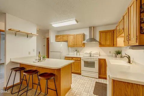 Kitchen - 421 E Brandon Dr, Bismarck, ND 58503 photo 7 of 8