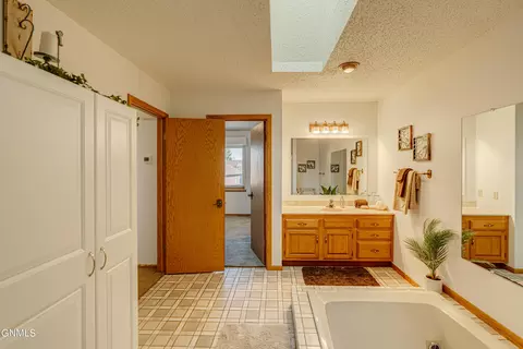 Bath - 421 E Brandon Dr, Bismarck, ND 58503 photo 12 of 14