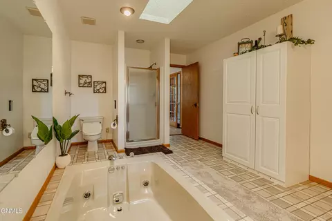 Bath - 421 E Brandon Dr, Bismarck, ND 58503 photo 10 of 14