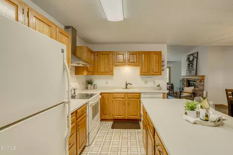 Kitchen - 421 E Brandon Dr, Bismarck, ND 58503 photo 5 of 8