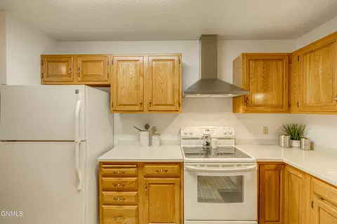 Kitchen - 421 E Brandon Dr, Bismarck, ND 58503 photo 4 of 8
