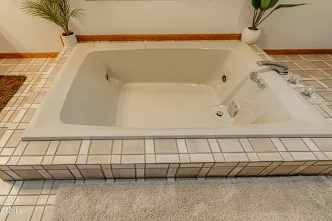 Bath - 421 E Brandon Dr, Bismarck, ND 58503 photo 7 of 14