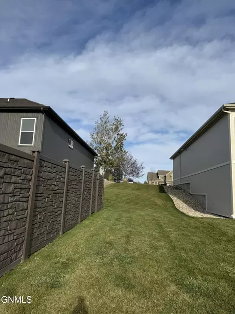 2015 Dublin Ln, Williston, ND 58801 photo 14