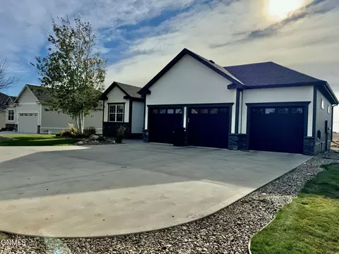 2015 Dublin Ln, Williston, ND 58801 photo 2