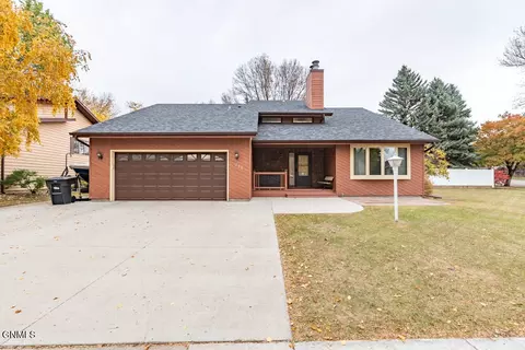 226 Brandon Dr E, Bismarck, ND 58503
