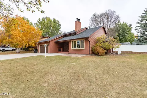226 Brandon Dr E, Bismarck, ND 58503 photo 2