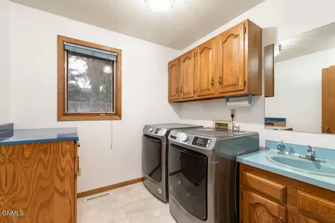 226 Brandon Dr E, Bismarck, ND 58503 photo 13