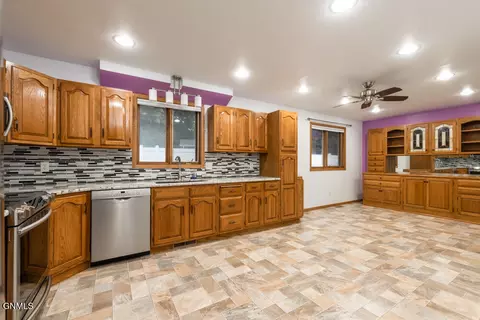 226 Brandon Dr E, Bismarck, ND 58503 photo 5