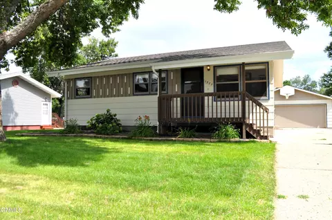 1325 Richmond Dr, Bismarck, ND 58504