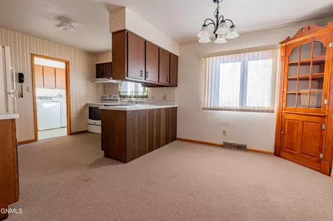 116 1st Ave NE, Beulah, ND 58523 photo 6