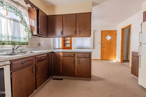 116 1st Ave NE, Beulah, ND 58523 photo 9