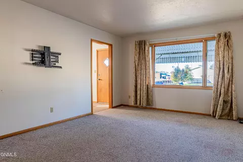 116 1st Ave NE, Beulah, ND 58523 photo 2